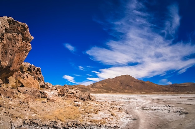 Llanura de tierra seca en las montañas del Altiplano