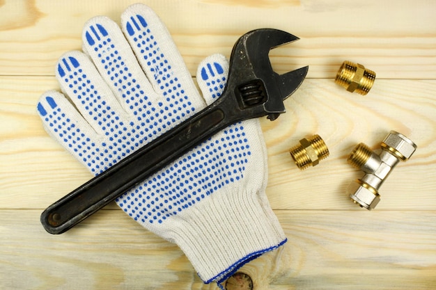 Foto llave ajustable y guantes de protección.