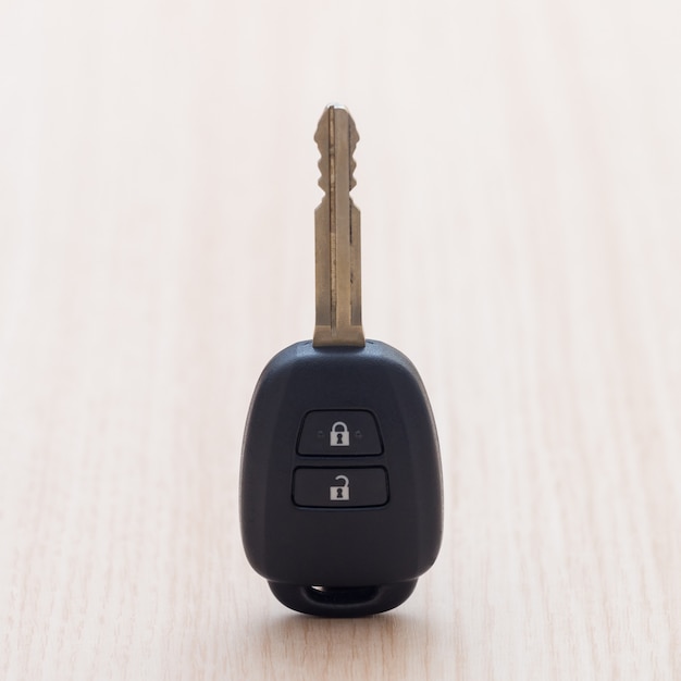 Llave del auto en la mesa