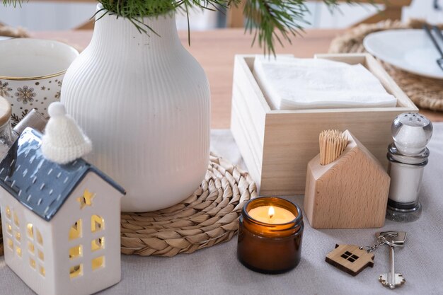 Llave de la casa en un hogar acogedor con decoración navideña en la mesa de la cocina festiva Regalo para el proyecto de diseño de construcción de Año Nuevo mudanza a la nueva casa hipoteca alquiler y compra de bienes raíces