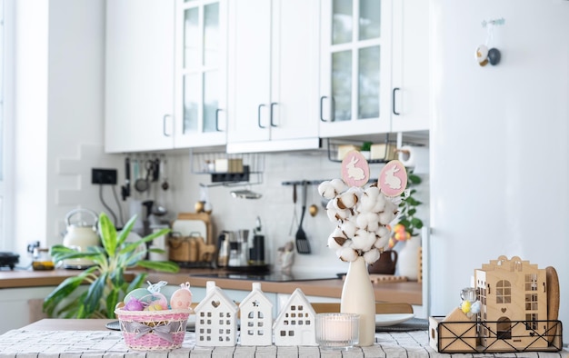 Llave de casa de hogar acogedor con decoración de Pascua con conejo y huevos en la mesa de la cocina Proyecto de diseño de construcción que se traslada a una casa nueva seguro hipotecario alquiler y compra de bienes raíces