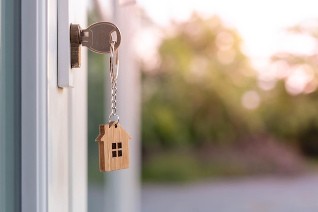 La llave de la casa se inserta frente a la puerta y se abre para dar la bienvenida al nuevo propietario.