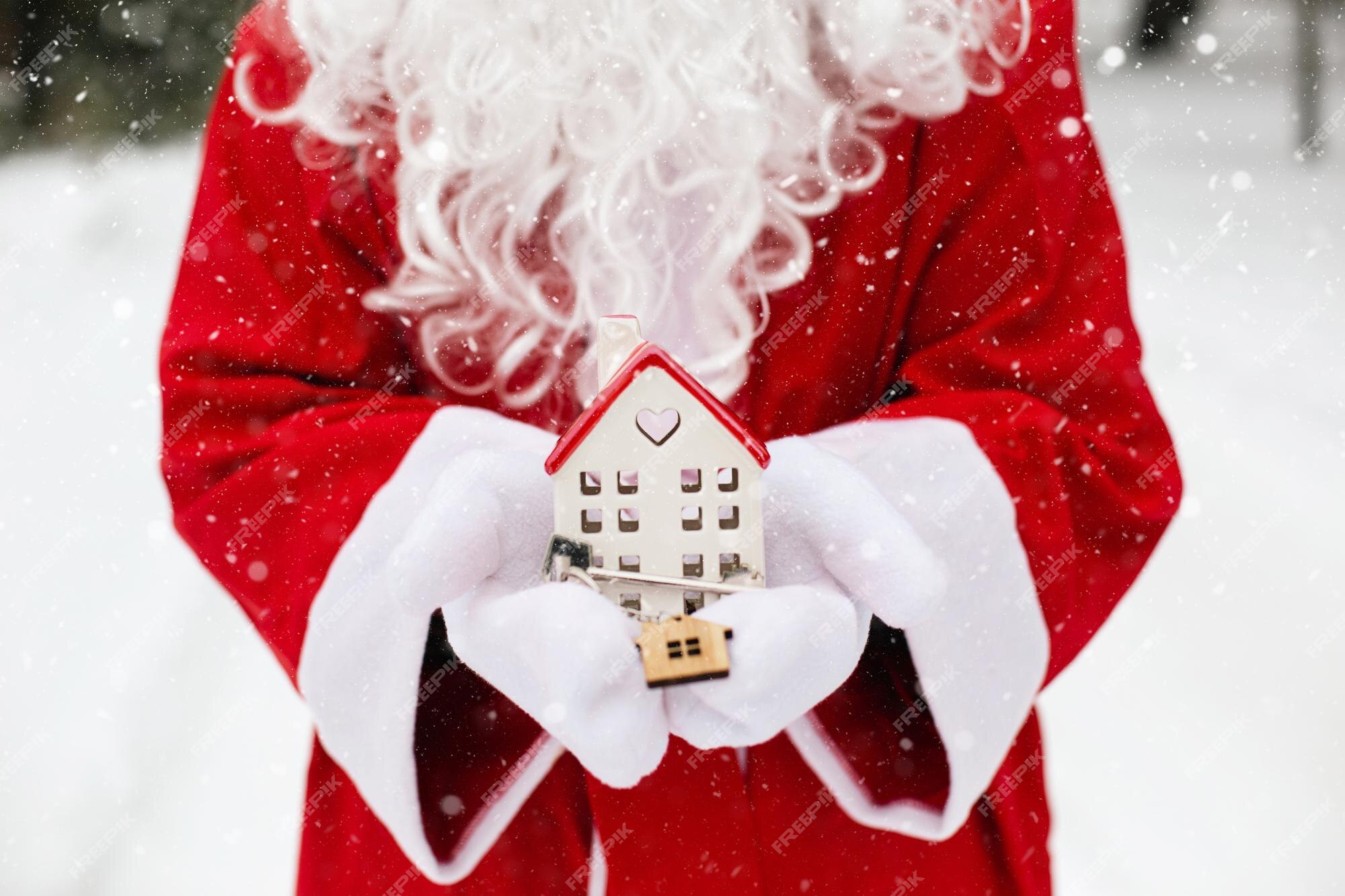 Llave de la casa con llavero cabaña en manos de santa claus al aire libre en la nieve. oferta inmobiliaria, compra, construcción, relocalización, hipoteca. hogar acogedor. feliz navidad, evento de reserva de año nuevo y salón. | Foto Premium Llave de la casa con llavero cabaña en manos de santa claus al aire libre en la nieve. oferta inmobiliaria, compra, construcción, relocalización, hipoteca. hogar acogedor. feliz navidad, evento de reserva de año nuevo y salón. | Foto Premium