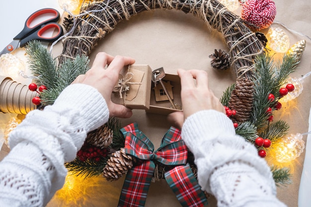 Llave de la casa con llavero en una casa acogedora en caja de regalo con empaque de decoración navideña Paquete presente para el proyecto de construcción de Navidad de Año Nuevo que se muda a una nueva casa hipoteca alquiler compra bienes raíces