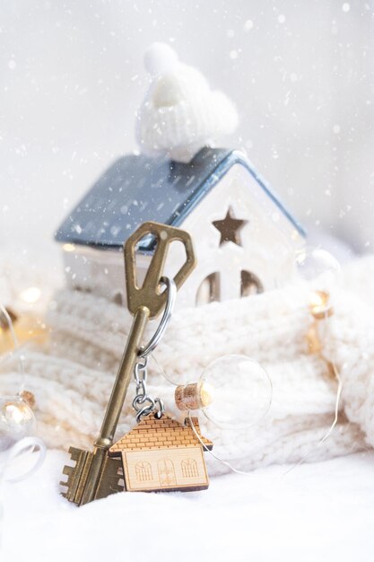 llave de la casa con un llavero en una casa acogedora con un diseño de  decoración