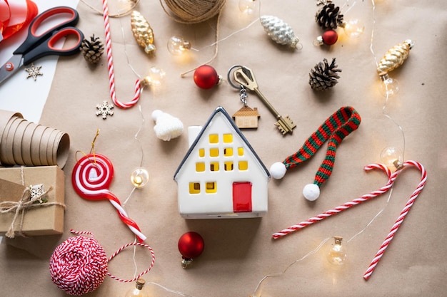 Llave de la casa con un llavero en una casa acogedora con un diseño de decoración navideña Un regalo para el proyecto de diseño del edificio de Navidad de Año Nuevo mudarse a una nueva casa hipoteca alquiler y compra de bienes raíces