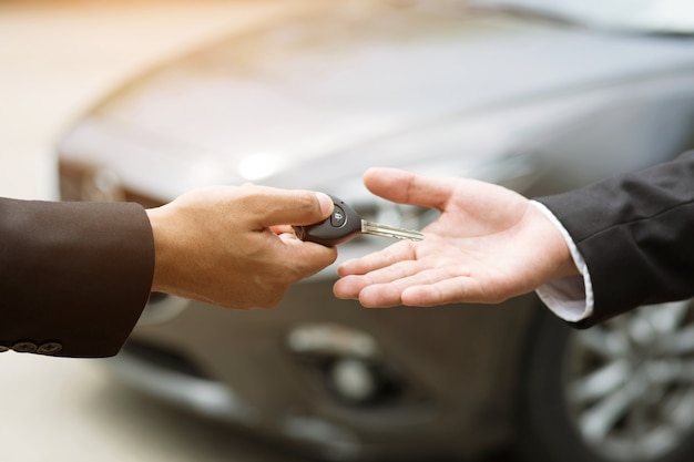 La llave del coche, el empresario entrega la llave del coche.