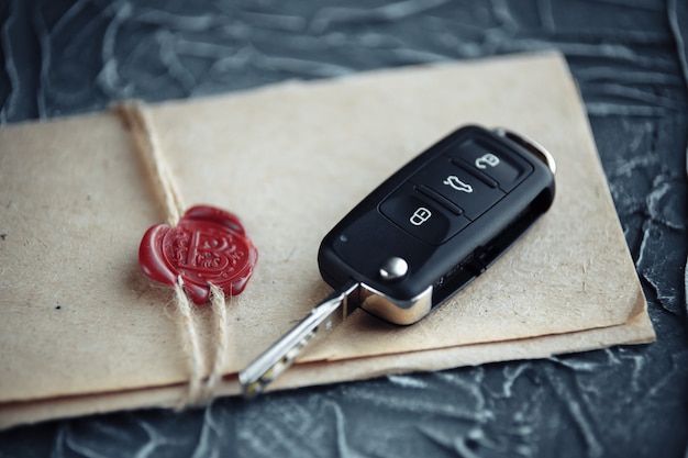 Llave del coche y sobre en el escritorio