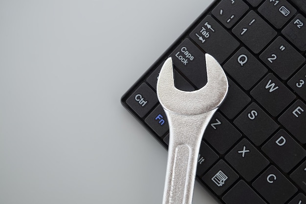 Foto llave de concepto de soporte técnico electrónico en el teclado de la computadora