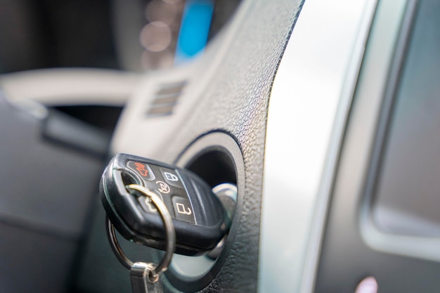 La llave de contacto del coche insertada en la cerradura del coche