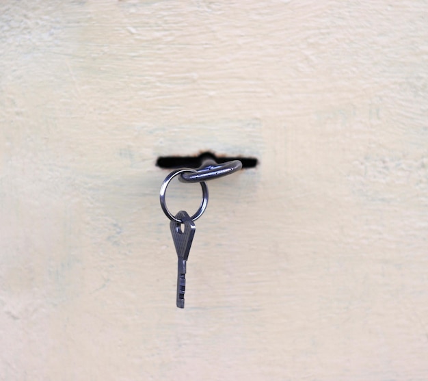 La llave está en el ojo de la cerradura de una puerta de hierro toscamente pintada.