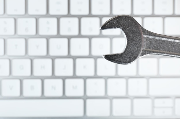 Llave en el fondo del teclado de la computadora