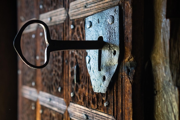 Llave grande en puerta rústica de iglesia de madera