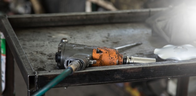 Llave de impacto de aire en reparación de taller de servicio