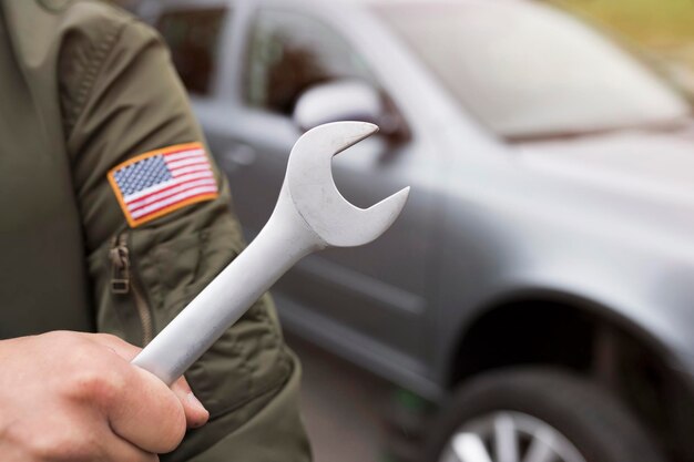 Llave y mano mecánica de automóviles en el fondo del automóvil Concepto de servicio de reparación de automóviles