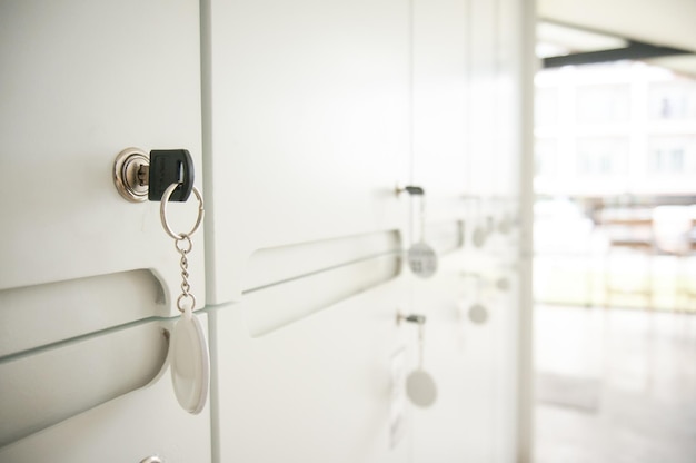 Llave en el ojo de la cerradura en la puerta del casillero Llaves atascadas en una cerradura