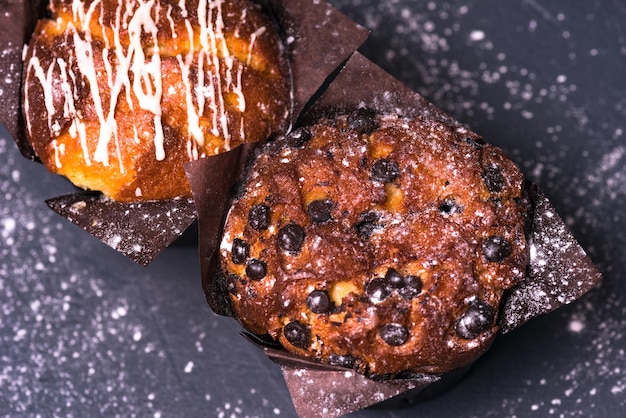 llave oscura. Pastel de chocolate con relleno sobre fondo oscuro.