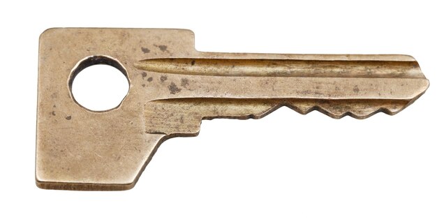Una llave de puerta de latón para cerradura de cilindro