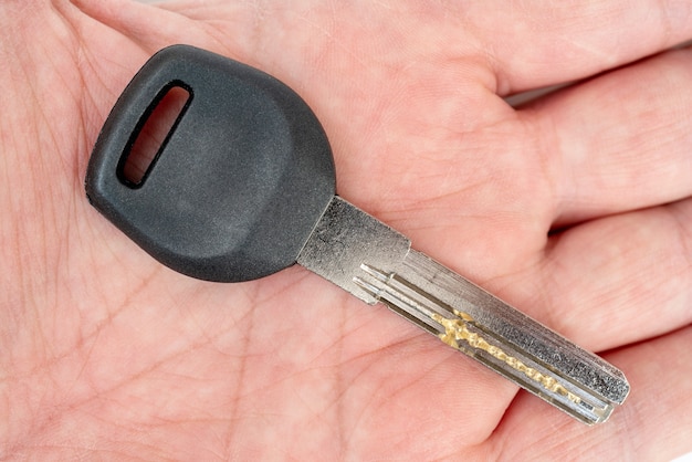 Llave de puerta de metal en la mano de un hombre