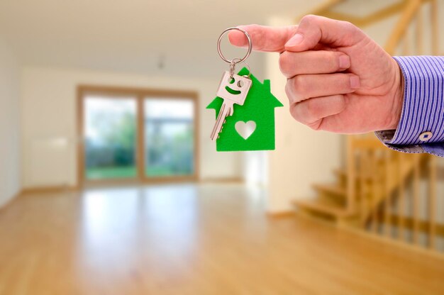 Foto la llave de su nueva casa en manos del agente inmobiliario