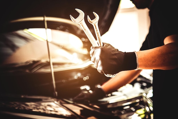 Llave de sujeción mecánica de automóviles de mano de primer plano para reparar el motor del automóvil