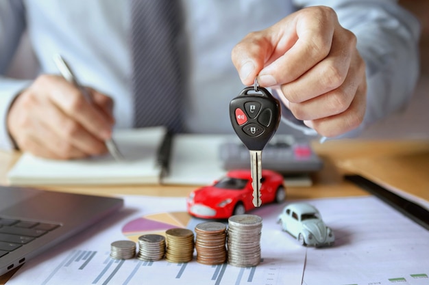 Llave de tenencia de mano de distribuidor de coche. concepto de seguro de coche