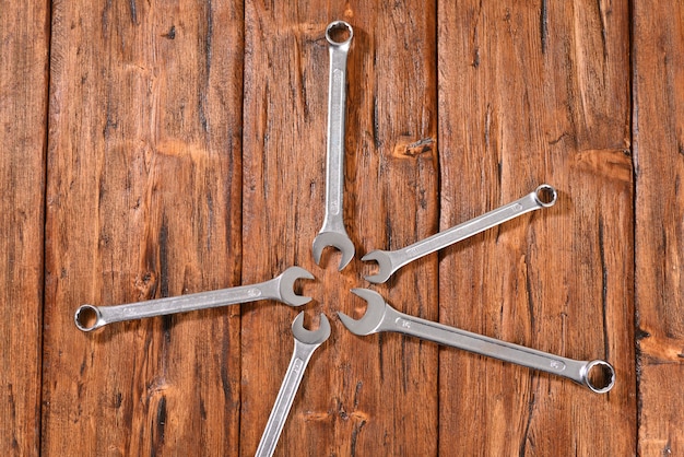 Llave de tuerca de metal sobre mesa de madera