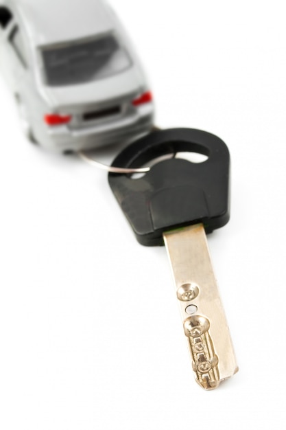 Las llaves del auto y el auto desconocido en borroso