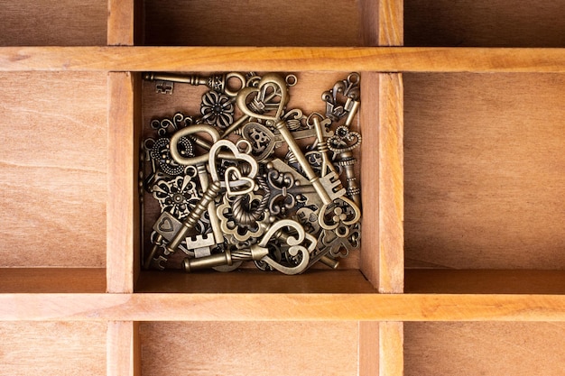 Foto llaves de metal de estilo retro en una caja de madera.