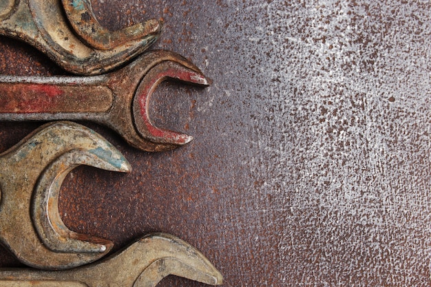 Foto llaves viejas sobre una mesa de metal