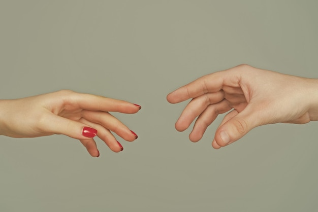 Llegar a tocar un par de manos alcanzar la mano toque sensual dedos dos manos tratando de tocar a un hombre y