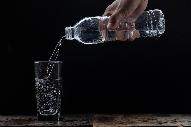 Llenado de agua hasta el vaso.