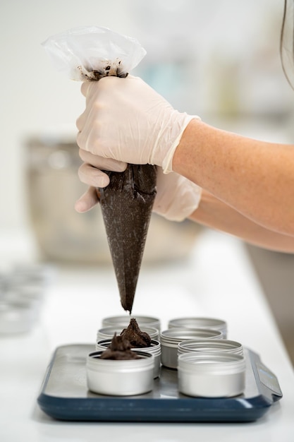 Llenado de moldes con cosmética ecológica natural artesanal