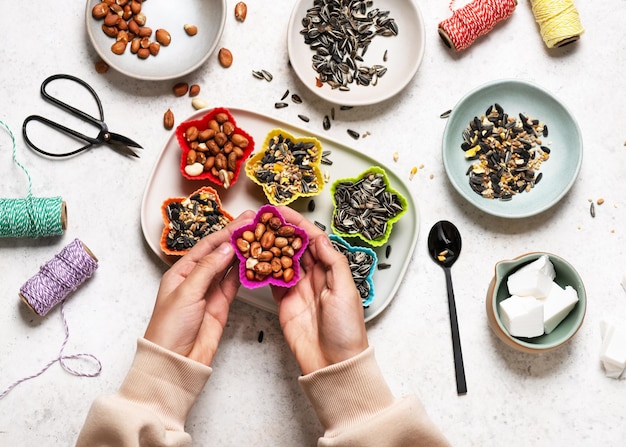 Llenar cada uno de los moldes para muffins de silicona con cacahuetes y alpiste