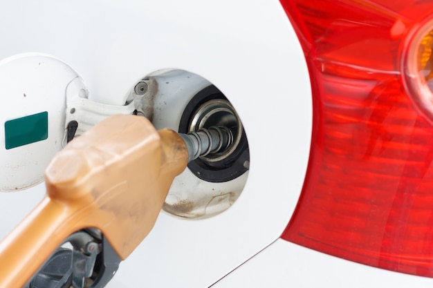 Foto para llenar la máquina de combustible. llene el coche con gasolina en una gasolinera. bomba de gasolinera llenado de gas de coche.