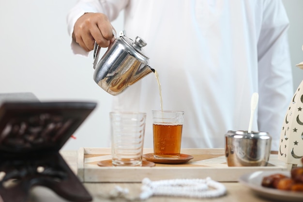 Llenar el té caliente Preparar la bebida para el Iftar Ramadán