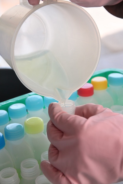 Foto llene la sustancia química en botella.