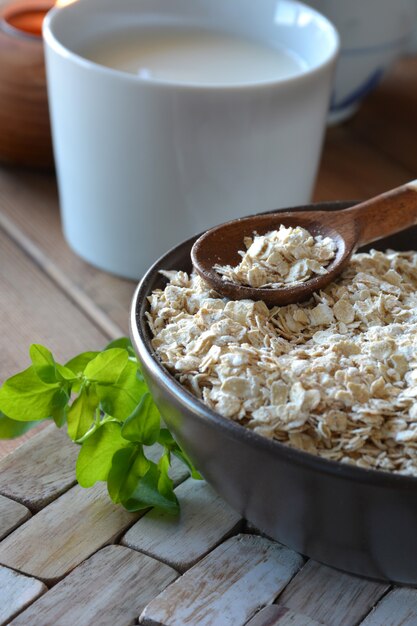 Foto lleno de avena, acompañado de leche.