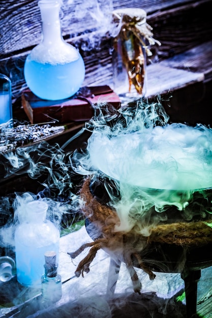 Lleno de caldero de brujo de mezcla mágica con pociones azules para Halloween