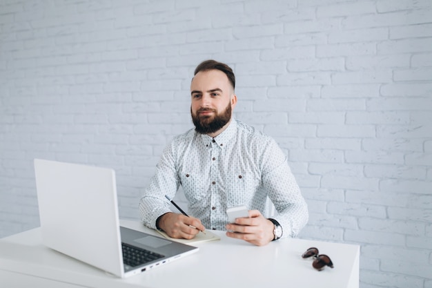 Llevaba hombre de negocios trabajando