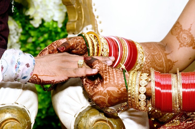 Llevando un anillo en la ceremonia de compromiso en India