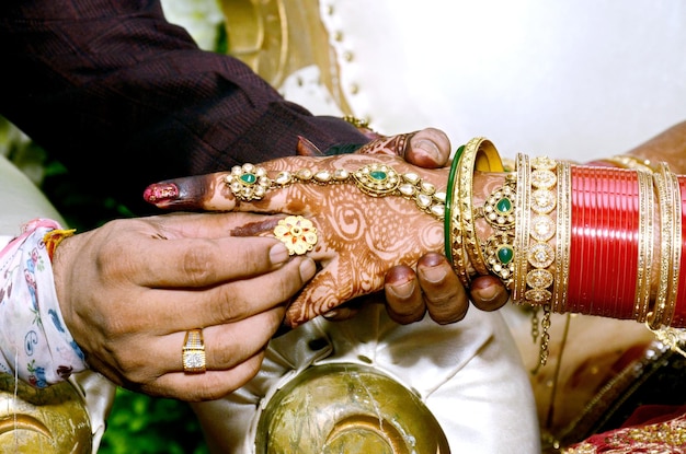Llevando un anillo en la ceremonia de compromiso en India