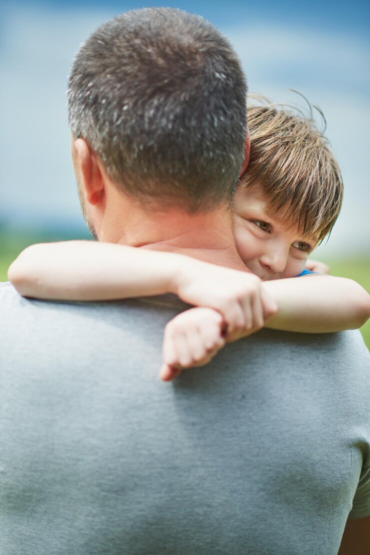 Llevar un abrazo o amor con el padre y el hijo al aire libre juntos para el desarrollo de la unión o la relación niños felices o mañana con el padre soltero hombre y niño niño abrazando para la seguridad seguridad o confianza