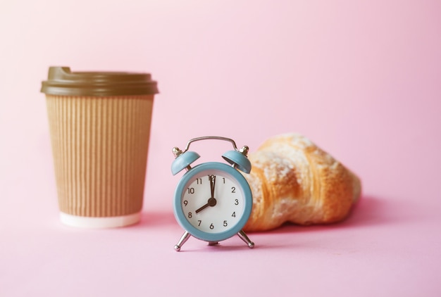 Foto para llevar café en vaso de papel, reloj despertador retro