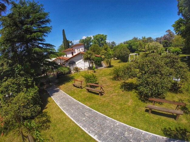 Llevar a la casa al final del camino entre la vegetación.