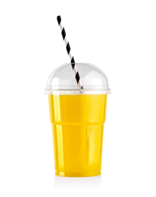 Llevar un vaso de jugo de naranja fresco