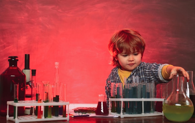 Llevaron a cabo un nuevo experimento en química. Día del conocimiento. Educación en el hogar. concepto de escuela. Química El Aula de Ciencias. Planes de lecciones - Química de la escuela secundaria.