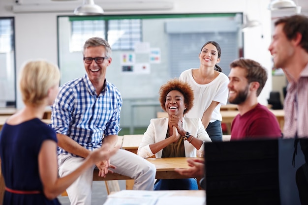 Llevarse bien en el lugar de trabajo Captura recortada de un grupo de diseñadores en una reunión informal en la oficina