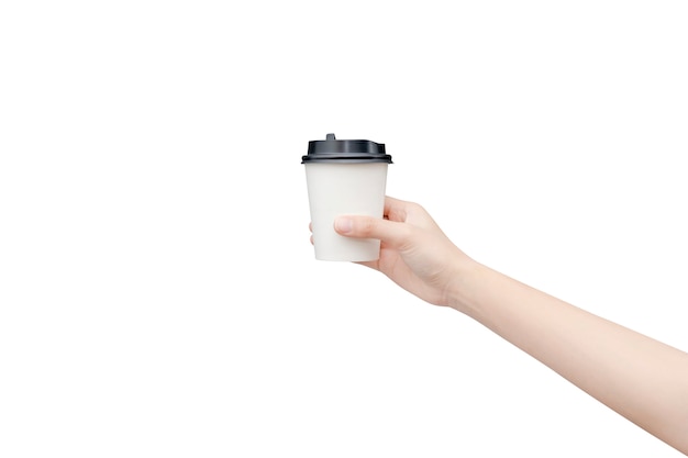 Llévate una taza de café. Mano femenina que sostiene una taza de papel del café aislada en blanco con el camino de recortes.