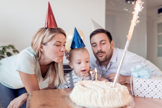 Llittle boy celebrando cumpleaños y soplando velas